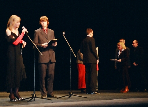Uczniowie 21 SLO, Sara Grzelka i Aleksander Pawłowski prowadzą Galę Tryptyku wTeatrze Powszechnym, 12 XII 2005. 